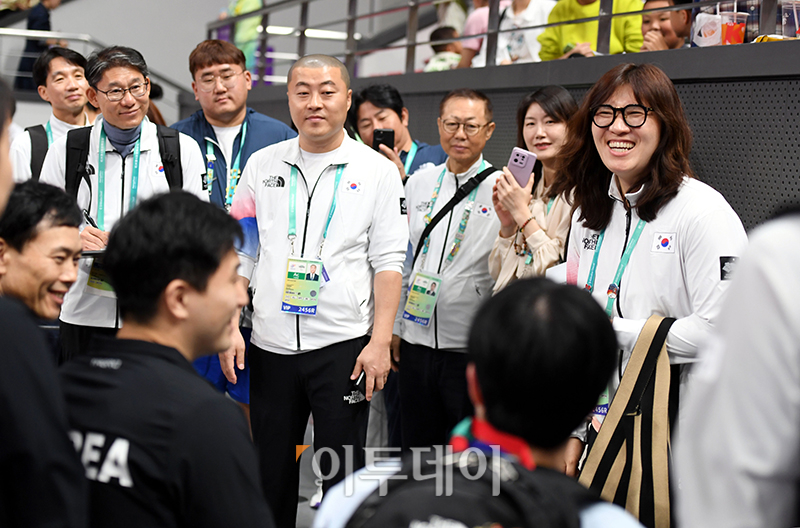 ▲장미란 문체부 제2차관이 지난달 22일 항저우 궁수 캐널 스포츠파크 체육관에서 2022 항저우 장애인아시아경기대회 탁구 경기에 출전하는 대한민국 선수들을 격려하고 있다. (공동취재단)