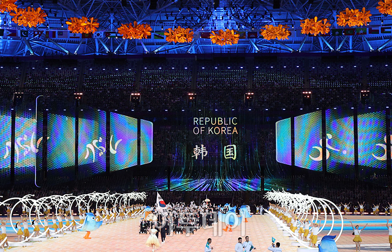 ▲22일 항저우 올림픽 스포츠센터 스타디움에서 열린 2022 항저우 장애인아시아경기대회 개막식에서 대한민국 선수단이 입장하고 있다. 사진공동취재단