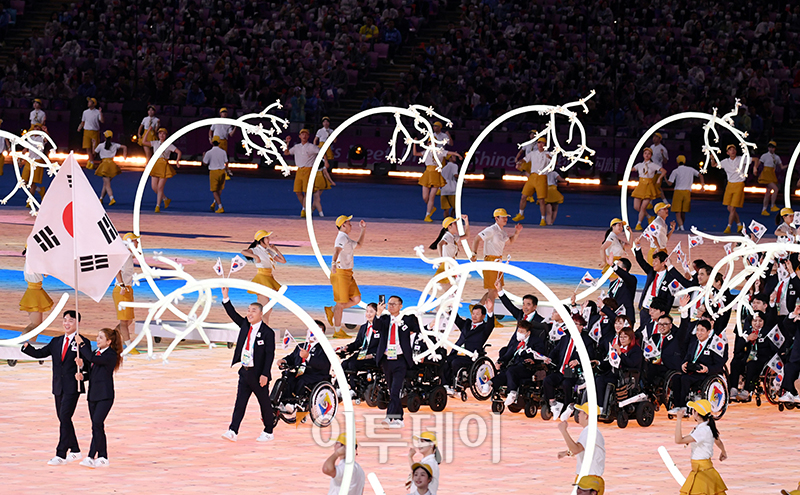 ▲22일 항저우 올림픽 스포츠센터 스타디움에서 열린 2022 항저우 장애인아시아경기대회 개막식에서 대한민국 선수단이 입장하고 있다. 사진공동취재단