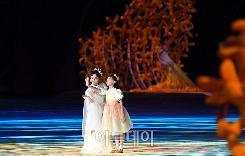 ▲22일 항저우 올림픽 스포츠센터 스타디움에서 열린 2022 항저우 장애인아시아경기대회 개막식에서 오프닝 공연이 펼쳐지고 있다. 사진공동취재단