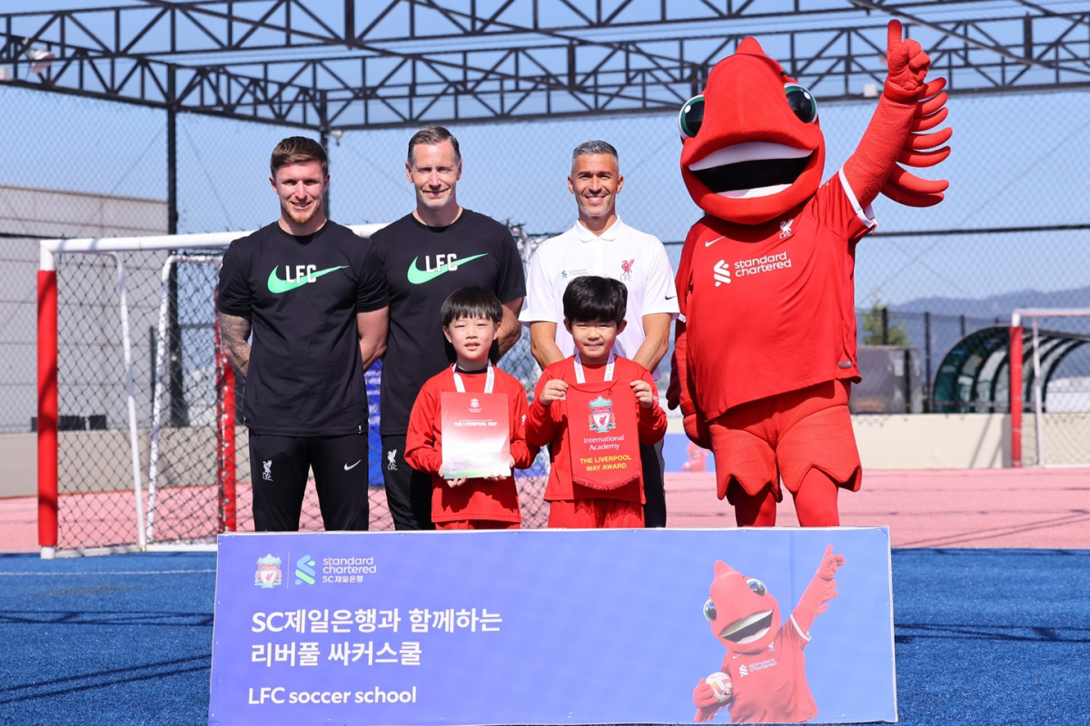 ▲지난 21~22일 스타필드하남에서 열린 리버풀 싸커스쿨에서 리버풀 레전드인 루이스 가르시아(오른쪽 두 번째) 및 코치진과 리버풀의 마스코트인 ‘마이티 레드’가 학생들과 기념촬영을 하고 있다. (사진제공=SC제일은행)