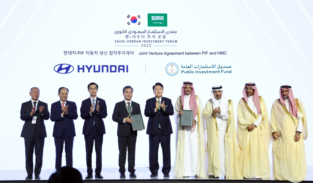 ▲사우디아라비아를 국빈 방문 중인 윤석열 대통령(왼쪽 다섯 번째)이 22일(현지시간) 리야드의 페어몬트 호텔에서 열린 현대자동차·사우디 국부펀드(PIF) 자동차 생산 합작투자 계약에서 기념촬영을 하며 박수치고 있다.  왼쪽부터 정의선 현대차그룹 회장, 추경호 부총리 겸 기획재정부 장관, 방문규 산업통상자원부 장관, 장재훈 현대차 사장, 윤 대통령, 야지드 알후미에드 사우디 국부펀드(PIF) 부총재, 칼리드 알 팔레 사우디 투자부 장관. (연합뉴스)