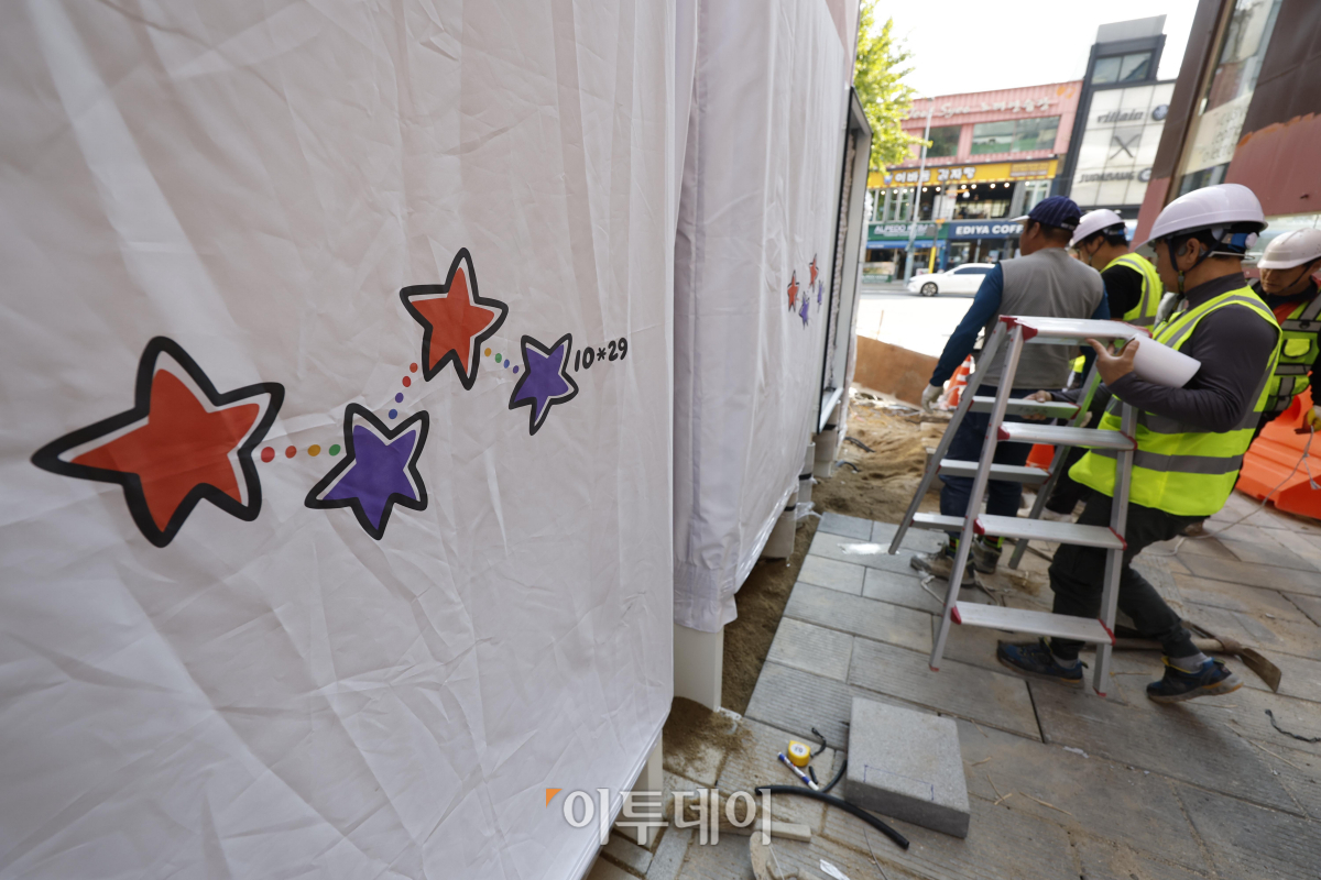 ▲10.29 이태원 참사 1주기를 6일 앞둔 23일 서울 용산구 이태원의 참사 골목에서 관계자들이 '10.29 기억과 안전의길' 조성 공사를 하고 있다. 조현호 기자 hyunho@