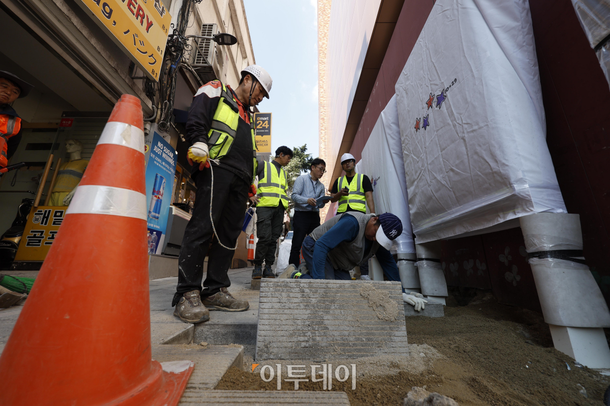 ▲10.29 이태원 참사 1주기를 6일 앞둔 23일 서울 용산구 이태원의 참사 골목에서 관계자들이 '10.29 기억과 안전의길' 조성 공사를 하고 있다. 조현호 기자 hyunho@