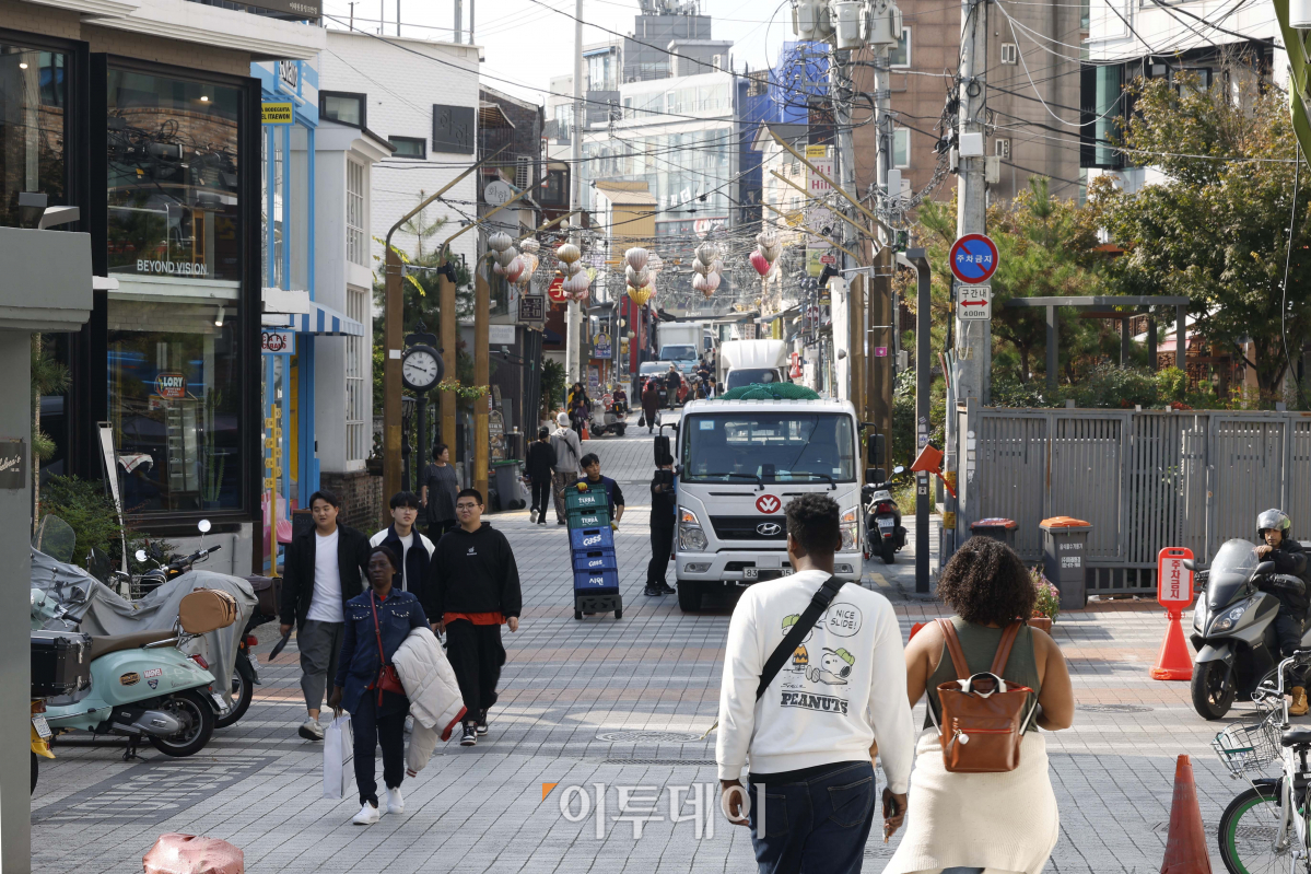 ▲10.29 이태원 참사 1주기를 6일 앞둔 23일 서울 용산구 이태원 거리에서 시민들이 발걸음을 옮기고 있다. 조현호 기자 hyunho@