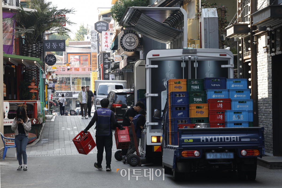 ▲10.29 이태원 참사 1주기를 6일 앞둔 23일 서울 용산구 이태원 세게문화음식거리에서 주류업체 관계자들이 주류를 옮기고 있다. 조현호 기자 hyunho@
