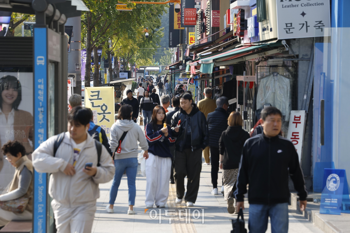 ▲10.29 이태원 참사 1주기를 6일 앞둔 23일 서울 용산구 이태원 거리에서 시민들이 발걸음을 옮기고 있다. 조현호 기자 hyunho@