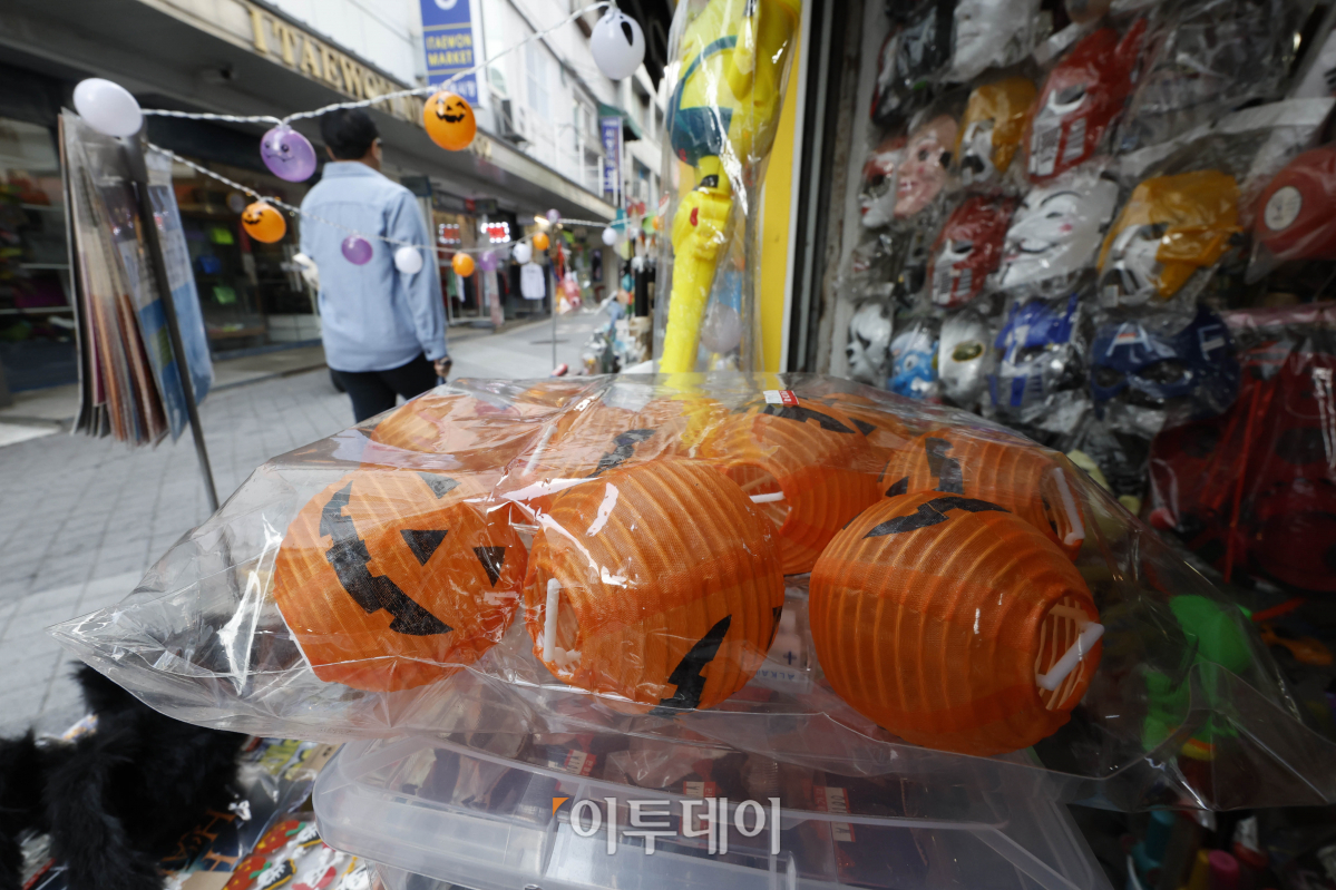 ▲10.29 이태원 참사 1주기를 6일 앞둔 23일 서울 용산구 이태원 기념품 상점에 핼러윈 장식품이 진열되어 있다. 조현호 기자 hyunho@