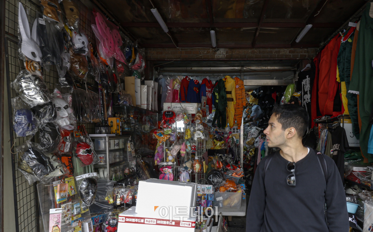 ▲10.29 이태원 참사 1주기를 6일 앞둔 23일 서울 용산구 이태원 기념품 상점에서 한 외국인이 진열된 핼러윈 장식품을 살펴보고 있다. 조현호 기자 hyunho@