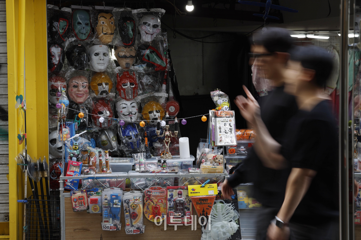 ▲10.29 이태원 참사 1주기를 6일 앞둔 23일 서울 용산구 이태원 기념품 상점에 핼러윈 장식품이 진열되어 있다. 조현호 기자 hyunho@