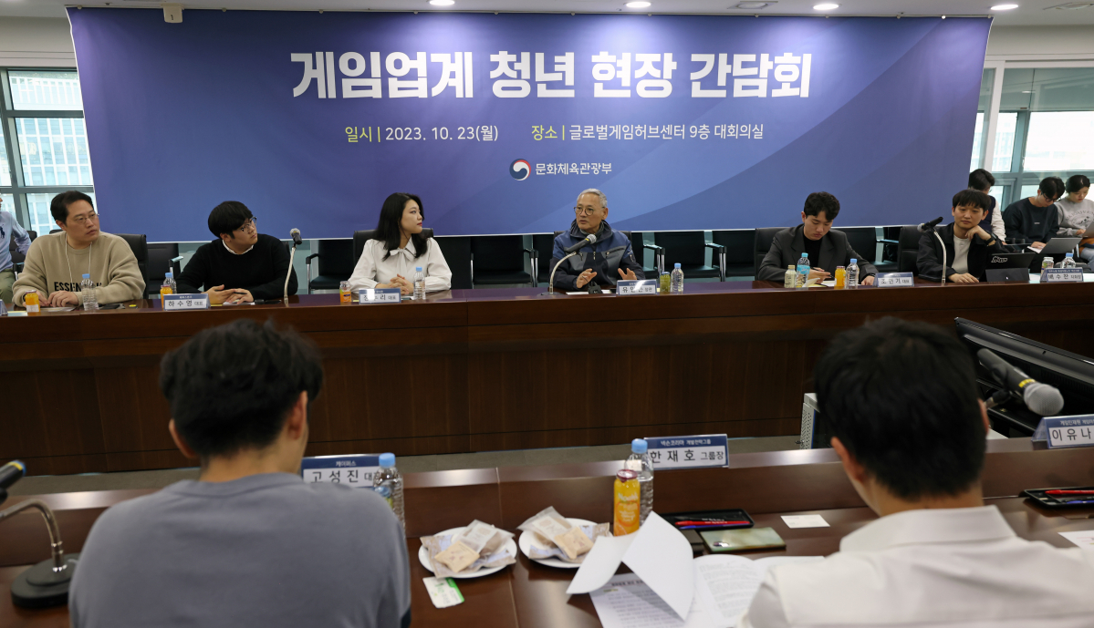 ▲유인촌 문화체육관광부 장관이 23일 경기 성남 수정구 글로벌게임허브센터에서 청년 개발자와 창업자, 노동조합원, 게임인재원 학생 등 게임업계 청년들을 만나 게임산업의 새로운 발전 방향 등을 논의하고 있다. (사진제공=문체부)