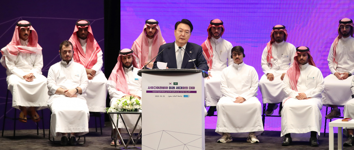 ▲사우디아라비아를 국빈 방문 중인 윤석열 대통령이 23일(현지시간) 리야드의 킹 사우드 대학에서 열린 '사우디 미래 세대와의 대화'에서 '청년, 미래를 이끄는 혁신의 주인공'을 주제로 강연하고 있다. (연합뉴스)