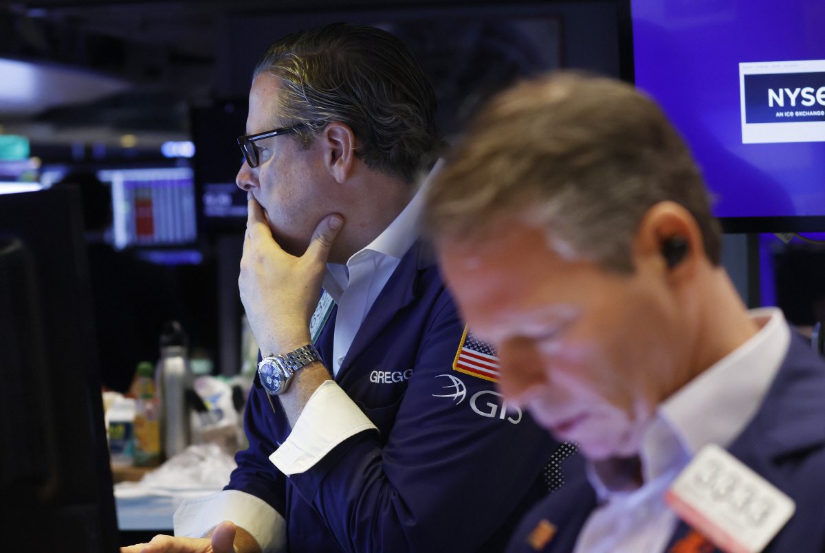 ▲뉴욕증권거래소(NYSE)에서 23일(현지시간) 트레이더들이 주가를 살피고 있다. 뉴욕(미국)/UPI연합뉴스
