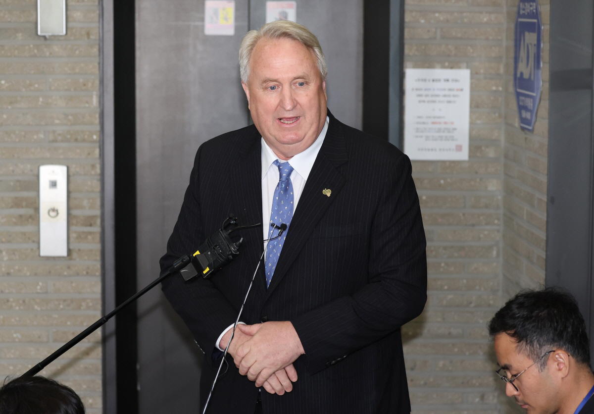 ▲국민의힘 혁신위원장으로 임명된 인요한 연세대 의대 교수가 23일 서울 영등포구 여의도 국민의힘 중앙당사 로비에서 취재진 질문에 답하고 있다. (연합뉴스)