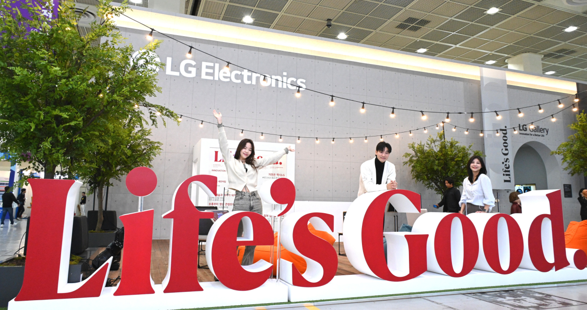 ▲LG전자가 서울 코엑스에서 열리는 제54회 한국전자전에서 브랜드 슬로건 ‘Life’s Good’의 핵심가치를 조형물과 브랜드 영상 등으로 선보인다. (자료제공=LG전자)