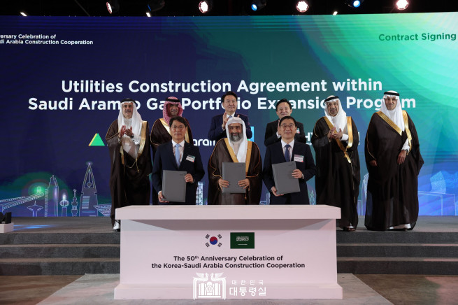 ▲'사우디 자푸라 가스처리시설 프로젝트' 수주 계약식에 참석한 주요 관계자들이 기념 촬영을 하고 있다.(앞줄 왼쪽부터)홍현성 현대엔지니어링 대표, 와일 알 자파리 아람코 부사장, 윤영준 현대건설 대표. (뒷줄 왼쪽부터)아민 알 나세르 아람코 CEO, 마지드 알 호가일 사우디 주택부 장관, 윤석열 대통령, 원희룡 국토부 장관. (사진제공=대통령실)