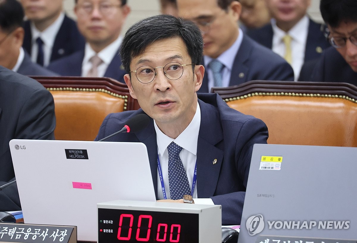 ▲최준우 한국주택금융공사 사장이 24일 국회 정무위원회에서 열린 예금보험공사, 한국산업은행 등에 대한 국정감사에서 의원 질의에 답변하고 있다. (연합뉴스)
