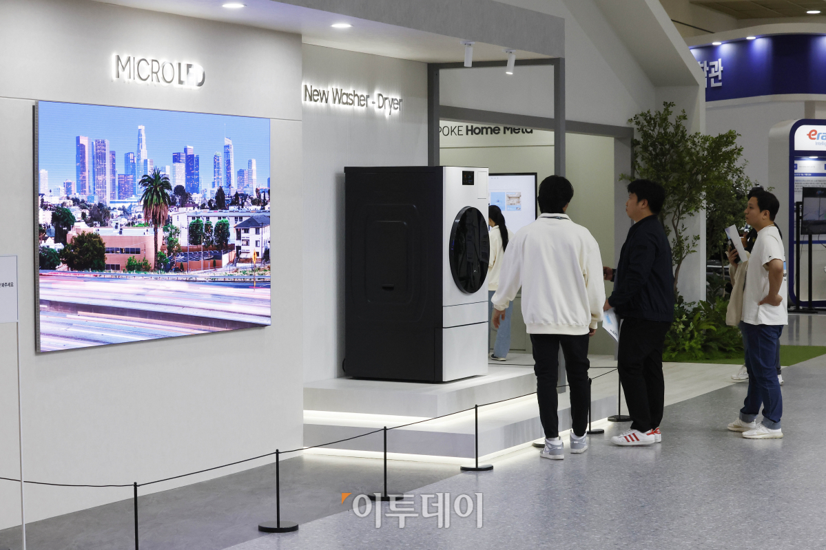 ▲24일 서울 강남구 코엑스에서 열린 한국전자전(KES 2023) 에서 관람객들이 삼성전자 부스를 살펴보고 있다. 조현호 기자 hyunho@