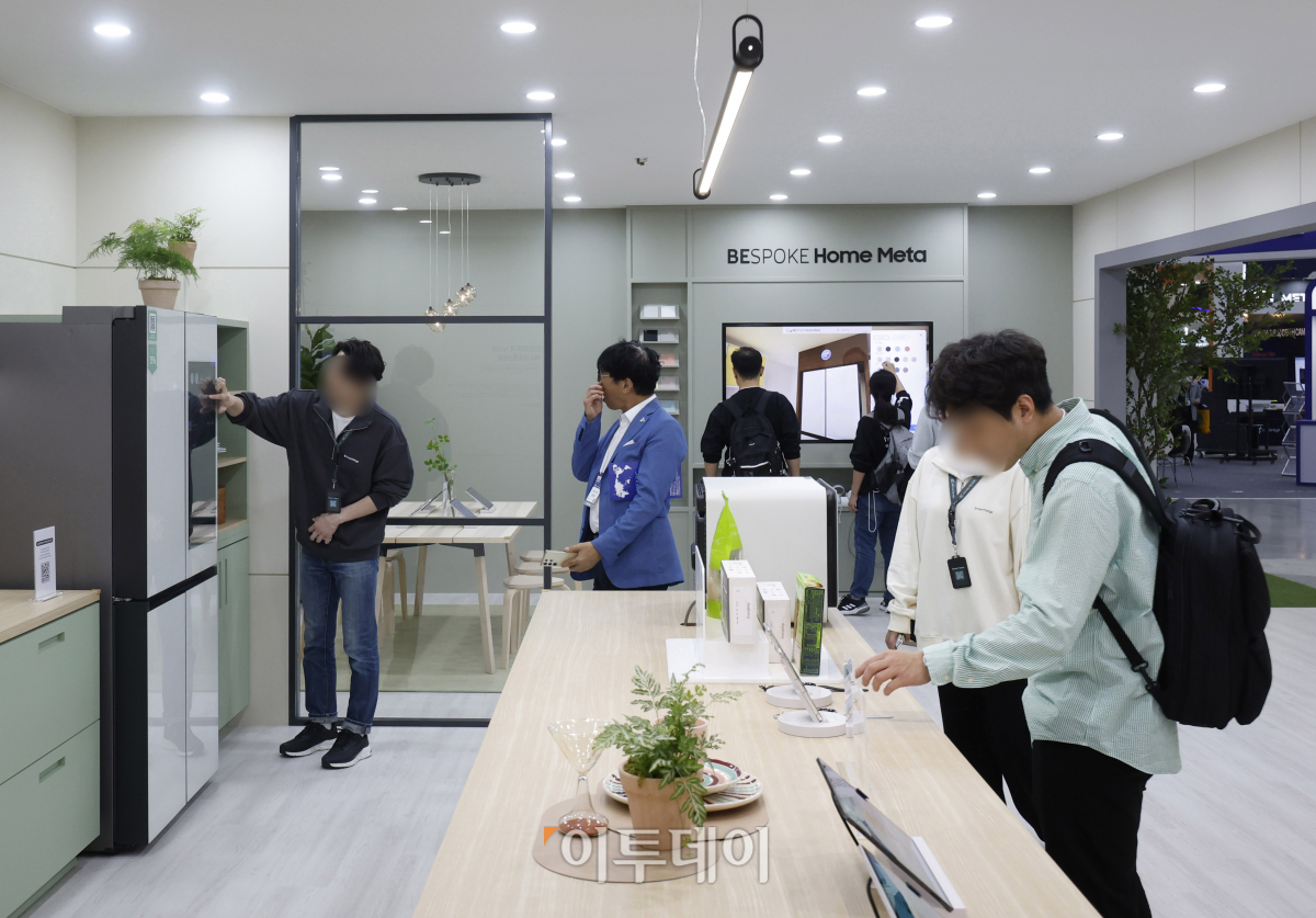 ▲24일 서울 강남구 코엑스에서 열린 한국전자전(KES 2023) 에서 관람객들이 삼성전자 부스를 살펴보고 있다. 조현호 기자 hyunho@