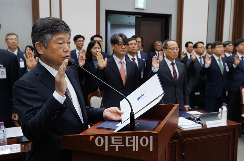 ▲윤준 서울고등법원장과 피감기관 증인들이 24일 서울 서초구 서울고등법원에서 열린 국회 법제사법위원회의 서울·수원고법 및 서울중앙·인천·수원지법, 서울행정·가정·회생법원 등 17개 기관에 대한 국정감사에서 선서를 하고 있다. 국회사진취재단