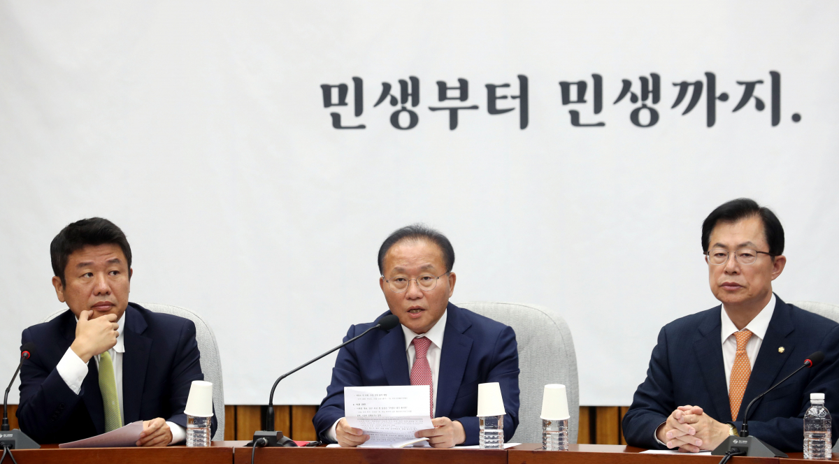 ▲[서울=뉴시스] 조성봉 기자 = 윤재옥 국민의힘 원내대표가 24일 오전 서울 여의도 국회에서 열린 국정감사대책회의에서 발언하고 있다. 2023.10.24. suncho21@newsis.com