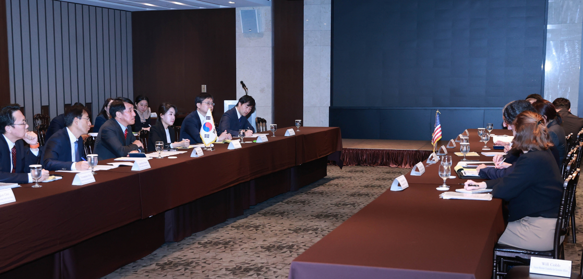 ▲장영진 산업통상자원부 1차관(왼쪽 세번째)이 24일 서울 서초구 엘타워 루비홀에서 앨란 에스테베즈(Alan Estevez) 미국 상무부 산업안보국 산업안보 담당 차관과 면담을 갖고, 반도체 수출통제, 대(對) 러시아 제재, 다자 수출통제 등 한-미 양국 간 주요 통상현안 등을 논의했다. (사진제공=산업통상자원부)