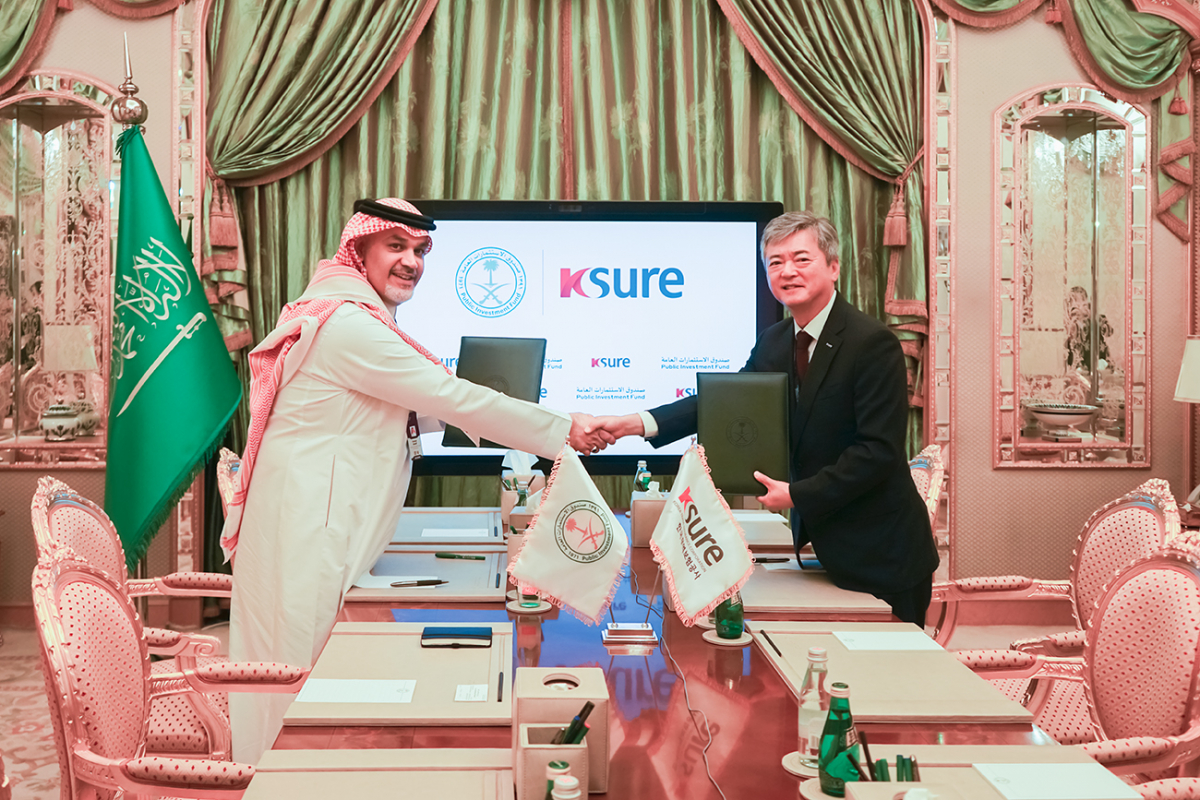 ▲이인호 한국무역보험공사 사장(오른쪽)이 24일(현지시간) 미래투자이니셔티브(Future Investment Initiative) 포럼이 열리는 사우디 킹압둘아지즈 국제회의센터(KAICC)에서 파하드 알사이프(Fahad Al-Saif) PIF 글로벌 자본금융 본부장과 업무협약서를 교환하고 있다. (사진제공=한국무역보험공사)