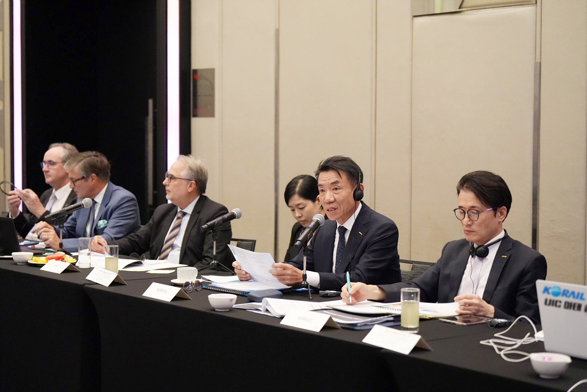▲한문희 코레일 사장(사진 중앙)이 24일 말레이시아 쿠알라룸푸르에서 열린 제35차 국제철도연맹(UIC) 아태지역총회에서 회의를 주재하고 있다. (사진제공=한국철도공사)