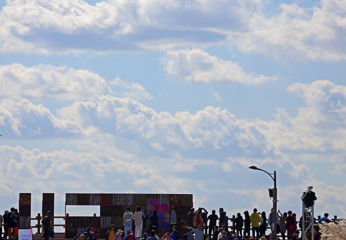 ▲20일 오후 서울 마포구 하늘공원을 찾은 시민들이 가을 나들이를 즐기고 있다.  (연합뉴스)