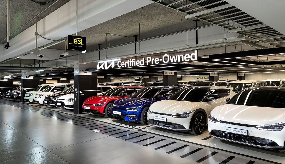 ▲기아 인증중고차 용인센터에 EV6(오른쪽부터), 니로 EV, 레이 EV 인증중고차가 전시돼 있는 모습. (사진제공=기아)