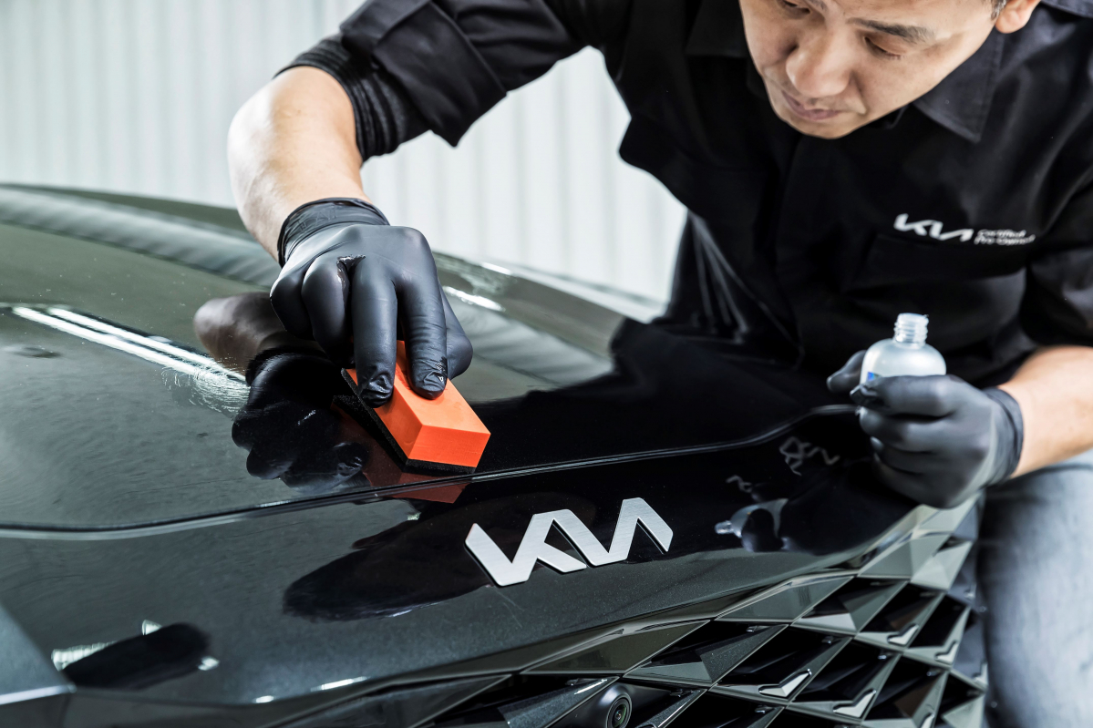 ▲기아 인증중고차 용인센터에서 상품화 전담 인력이 차량 외관에 최고급 유리막 코팅을 하고 있는 모습. (사진제공=기아)
