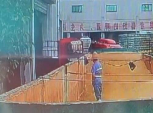 ▲중국 산둥성 칭다오 맥주 제3공장에서 촬영된 것으로 알려진 영상 속 한 장면. 웨이보 캡처. (연합뉴스)