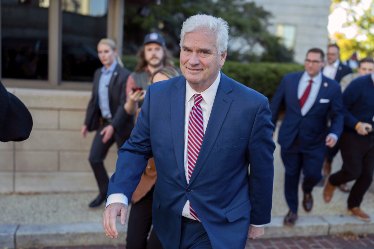 ▲톰 에머 미국 공화당 하원 원내총무가 24일(현지시간) 워싱턴D.C. 국회의사당에서 걸어나오고 있다. 워싱턴D.C./AP연합뉴스
