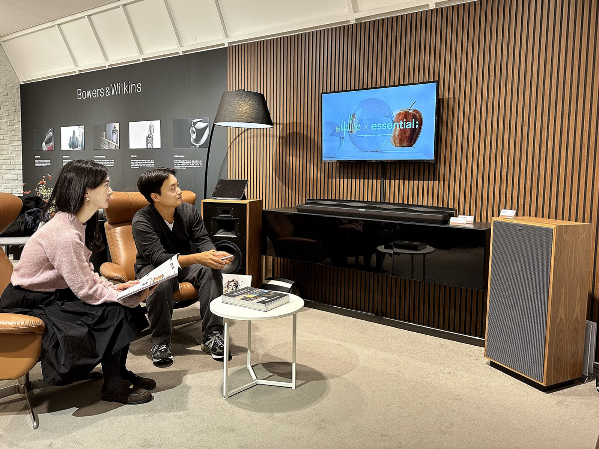 ▲바워스앤윌킨스 팝업 소개하는 모델들. (사진제공=갤러리아백화점)