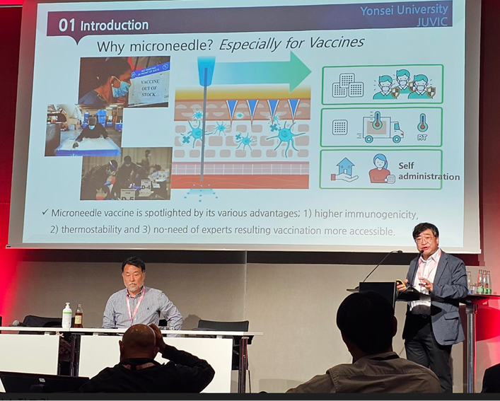 ▲주빅의 창업자 정형일 연세대 생명공학과 교수는 24일까지 스위스 로젠에서 열린 세계 백신학회에 참가해 ‘랫치 어플리케이터: 생분해성 마이크로니들을 이용한 효율적인 백신 접종을 위한 새로운 적용기 시스템’에 대한 독자 기술에 대해 설명했다. (사진제공=주빅)