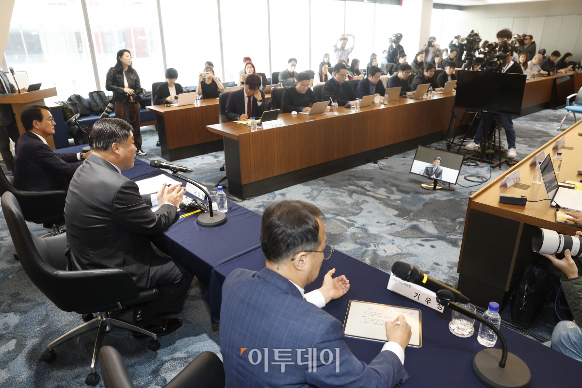 ▲서정진 셀트리온그룹 회장이 25일 서울 여의도 NH증권 본사에서 열린 '셀트리온그룹 2023 기자간담회'에서 사업 현황 및 합병 후 계획을 발표하고 있다. 셀트리온은 23일 임시주주총회에서 셀트리온과 셀트리온헬스케어의 양사 합병안을 가결했다. 조현호 기자 hyunho@