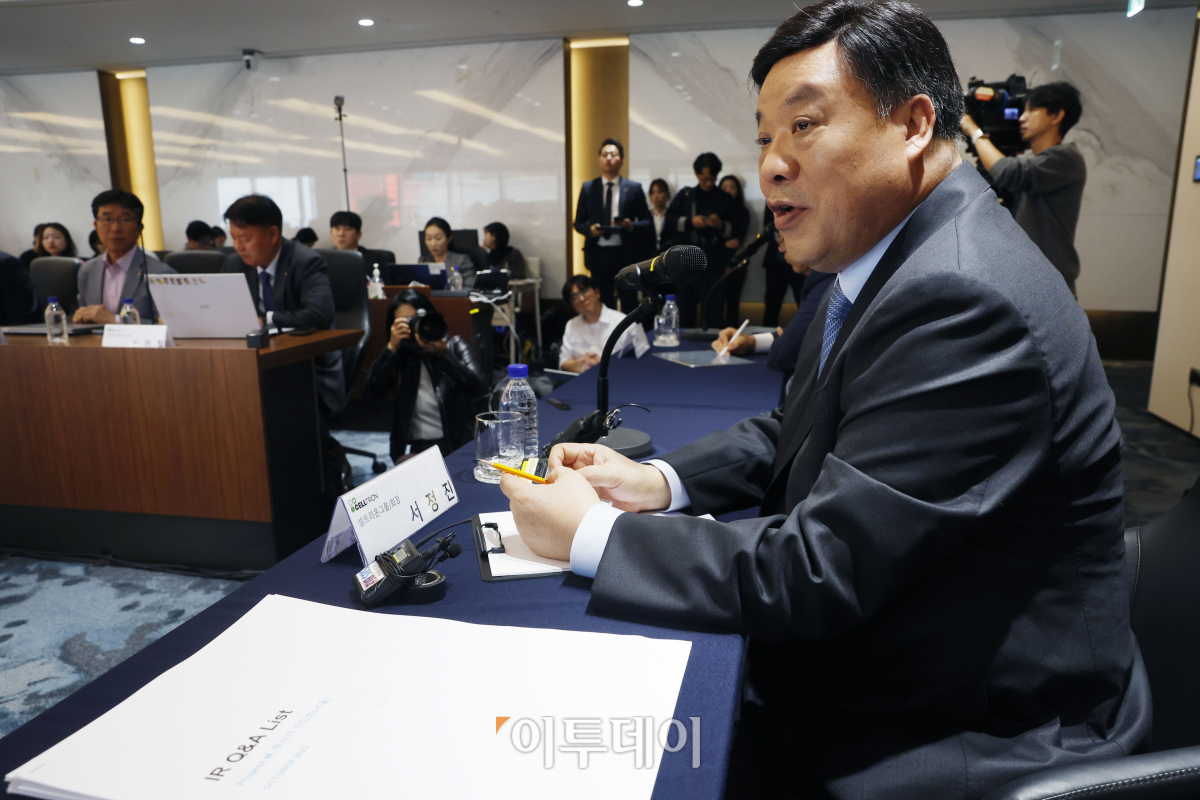 ▲서정진 셀트리온그룹 회장이 25일 서울 여의도 NH증권 본사에서 열린 '셀트리온그룹 2023 기자간담회'에서 사업 현황 및 합병 후 계획을 발표하고 있다. 셀트리온은 23일 임시주주총회에서 셀트리온과 셀트리온헬스케어의 양사 합병안을 가결했다. 조현호 기자 hyunho@