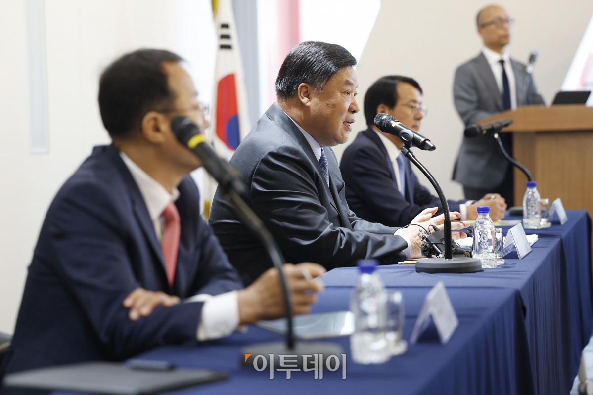 ▲서정진 셀트리온그룹 회장이 25일 서울 여의도 NH증권 본사에서 열린 '셀트리온그룹 2023 기자간담회'에서 사업 현황 및 합병 후 계획을 발표하고 있다. 셀트리온은 23일 임시주주총회에서 셀트리온과 셀트리온헬스케어의 양사 합병안을 가결했다. 조현호 기자 hyunho@