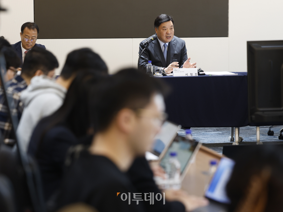 ▲서정진 셀트리온그룹 회장이 25일 서울 여의도 NH증권 본사에서 열린 '셀트리온그룹 2023 기자간담회'에서 사업 현황 및 합병 후 계획을 발표하고 있다. 셀트리온은 23일 임시주주총회에서 셀트리온과 셀트리온헬스케어의 양사 합병안을 가결했다. 조현호 기자 hyunho@