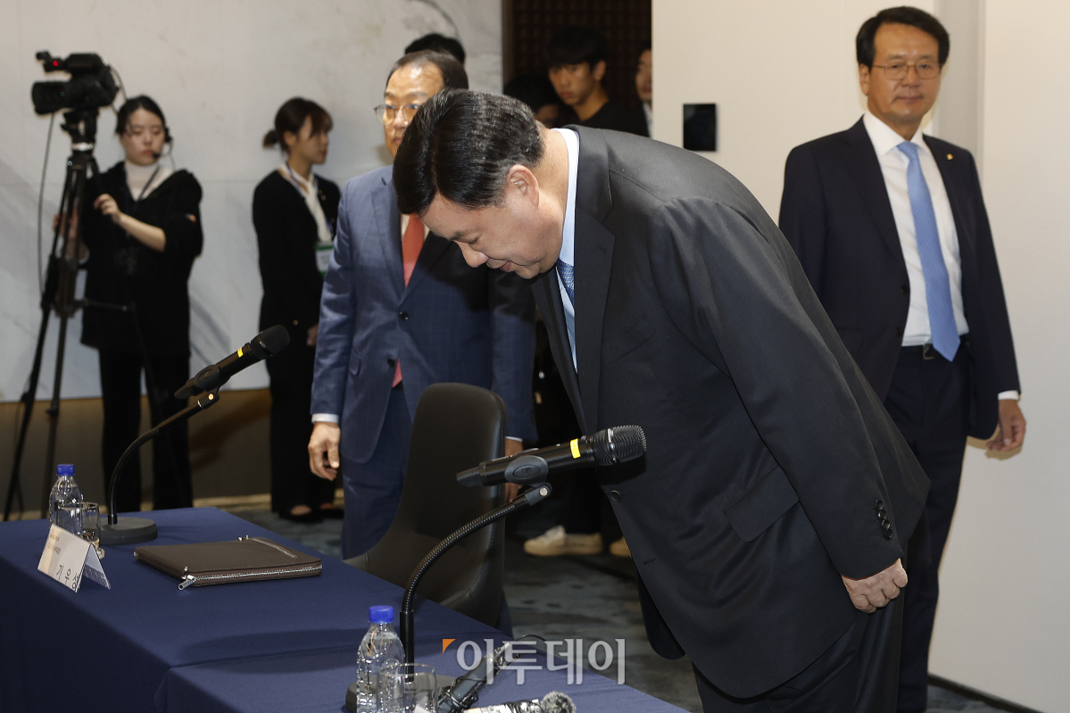 ▲서정진 셀트리온그룹 회장이 25일 서울 여의도 NH증권 본사에서 열린 '셀트리온그룹 2023 기자간담회'에 참석하며 인사를 하고 있다. 셀트리온은 23일 임시주주총회에서 셀트리온과 셀트리온헬스케어의 양사 합병안을 가결했다. 조현호 기자 hyunho@