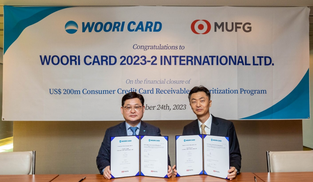 ▲24일 일본 도쿄에서 진행된 해외 자산유동화증권 발행 서명식 행사에서 이재일 우리카드 경영기획본부장(왼쪽)과 정태문 MUFG은행 아태지역 유동화 대표가 기념 사진을 촬영하고 있다. (사진제공=우리카드)