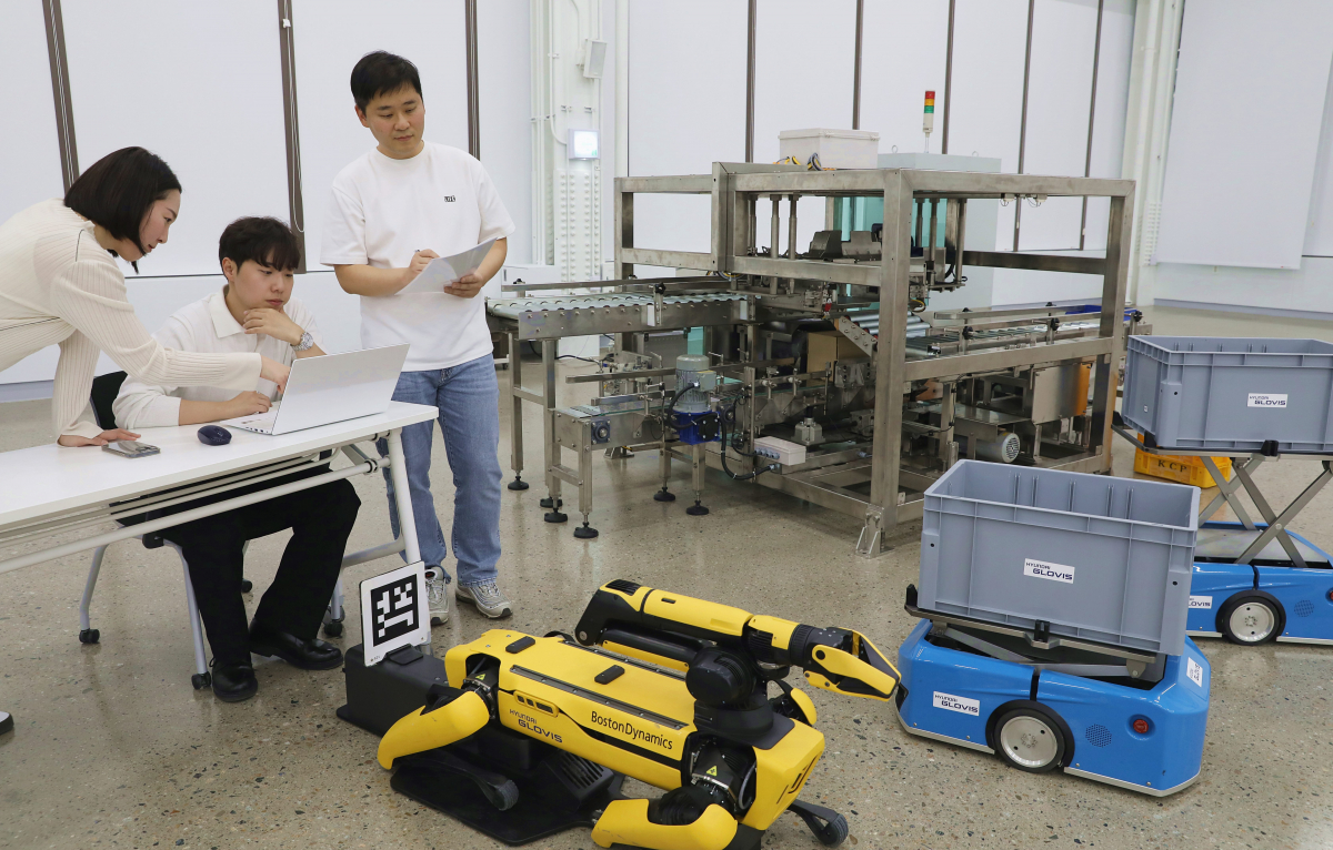 ▲현대글로비스 미래혁신기술센터 직원들이 연구를 하고 있는 모습. (사진제공=현대글로비스)