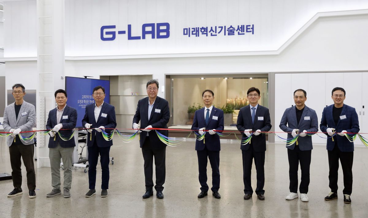▲현대글로비스는 스마트 물류 기술 관련 연구개발 공간인 기술실증센터 ‘지-랩(G-Lab)’을 오픈했다. 24일 열린 개소식에서 이규복 현대글로비스 대표이사(왼쪽 네번째), 장영근 안양시 부시장(왼쪽 다섯번째) 등 관계자들이 테이프 컷팅식을 진행하고 있다. (사진제공=현대글로비스)