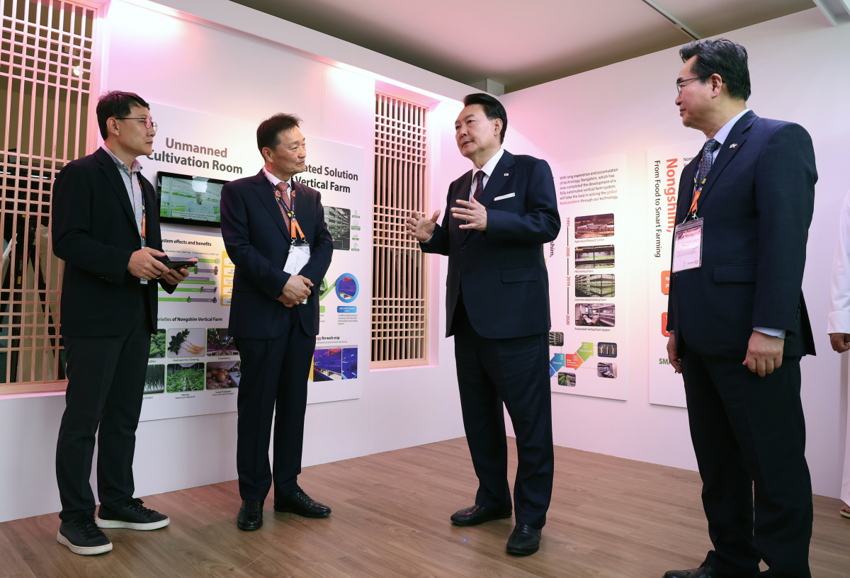 ▲카타르를 국빈 방문한 윤석열 대통령이 24일(현지시간) 도하 알 비다 공원에서 열린 도하 국제원예박람회 한국관 개관식을 찾아 한국형 스마트농업 전시관에서 이병학 농심 대표(왼쪽 두번째)의 설명을 듣고 있다. (연합뉴스)