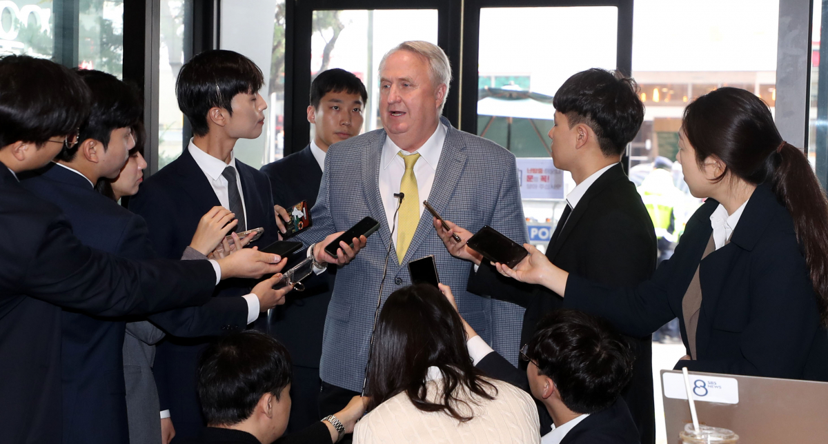 ▲[서울=뉴시스] 조성봉 기자 = 인요한 국민의힘 혁신위원장이 25일 오전 서울 여의도 국민의힘 중앙당사에서 취재진의 질문세례를 받고 있다. 2023.10.25. suncho21@newsis.com