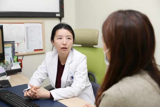 ▲김지은 고려대학교 구로병원 신장내과 교수는 “만성콩팥병 진단을 받았다면 원인 질환치료와 저염·저단백 식사와 같은 식단 관리 등 콩팥 기능 소실을 늦추기 위한 노력을 해야한다”고 당부했다. (사진제공=고려대학교 구로병원)