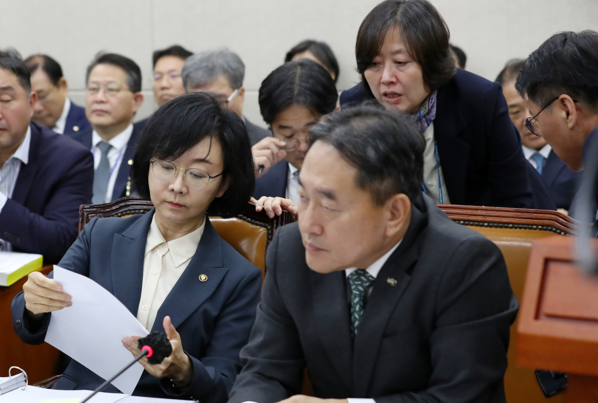 ▲오유경 식품의약품안전처장이 25일 오전 서울 여의도 국회에서 열린 보건복지위원회의 보건복지부 등에 대한 종합감사에서 관계자들과 김필여 한국마약퇴치운동본부 이사장의 사퇴 관련 대화를 하고 있다. 김필여 이사장은 지난해 11월 모 아울렛에서 블라우스를 훔친 혐의로 선고유예 처분을 받은 바 있다. (뉴시스)