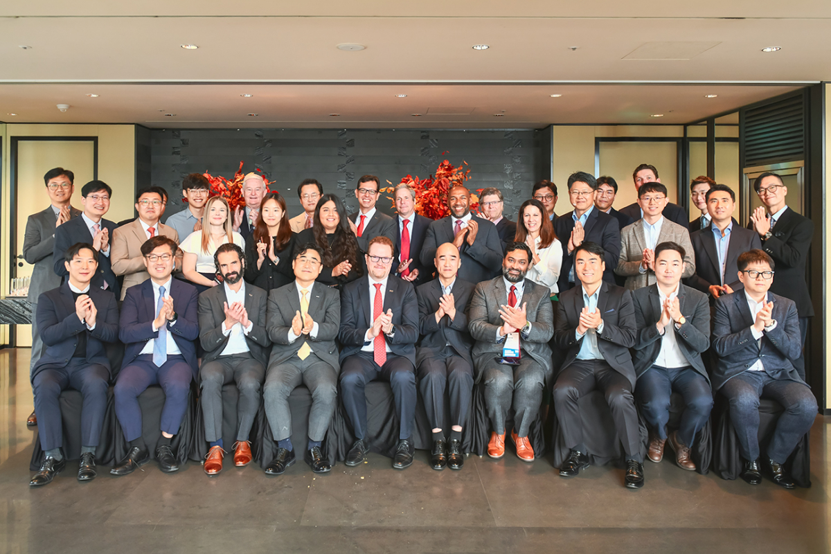 ▲25일 서울 종로구 포시즌스 호텔에서 열린 '한-캐나다 프로젝트 발굴·투자 협력 비즈니스 포럼'에서 기관·참석기업 관계자들이 기념 촬영을 하고 있다. (사진제공=한국무역보험공사)