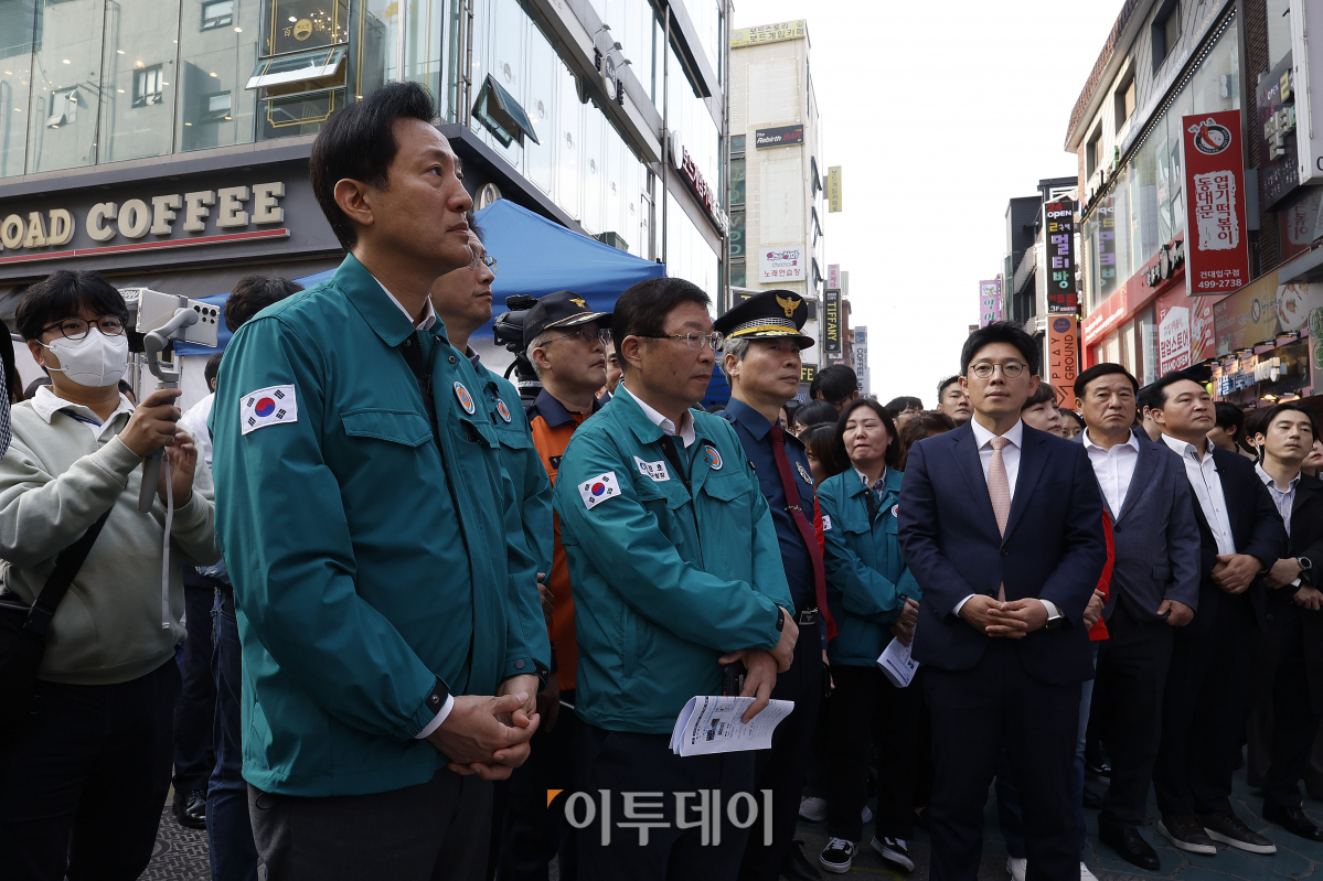▲오세훈 서울시장이 25일 서울 광진구 건대 맛의거리에서 열린 '인파감지시스템 활용 유관기관 합동 다중운집 대응 훈련'에서 인파감지 시스템 가동 상황을 점검하고 있다. 서울시는 이날 인파 밀집 위험단계를 '주의-경계-심각' 3단계로 구분하고 밀집도를 높여가며 서울시 및 유관기관이 인파 해산을 위해 대응하는 모습을 시연했다. 조현호 기자 hyunho@