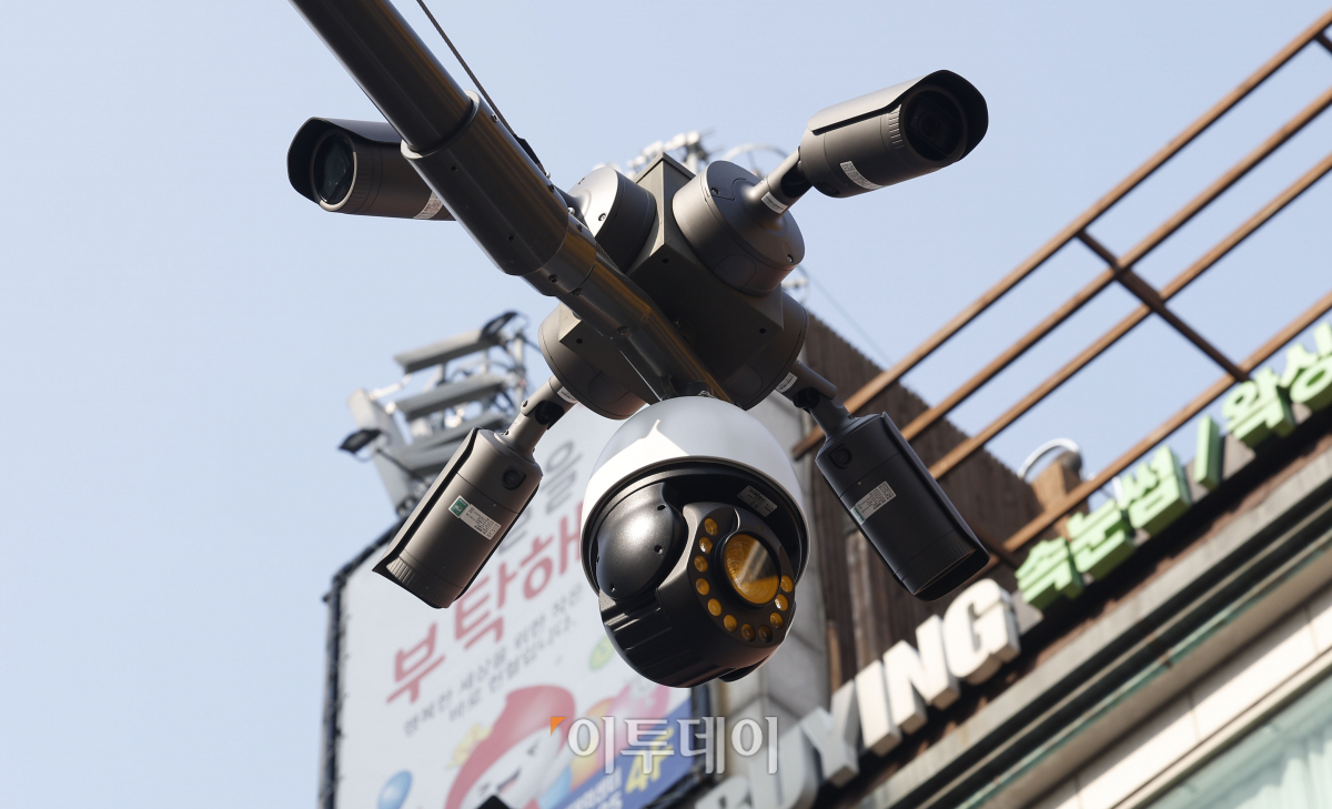 ▲25일 서울 광진구 건대 맛의거리에 인파를 감지해 위험 징후를 사전에 알리는 지능형(AI) CCTV가 설치되어 있다. 조현호 기자 hyunho@